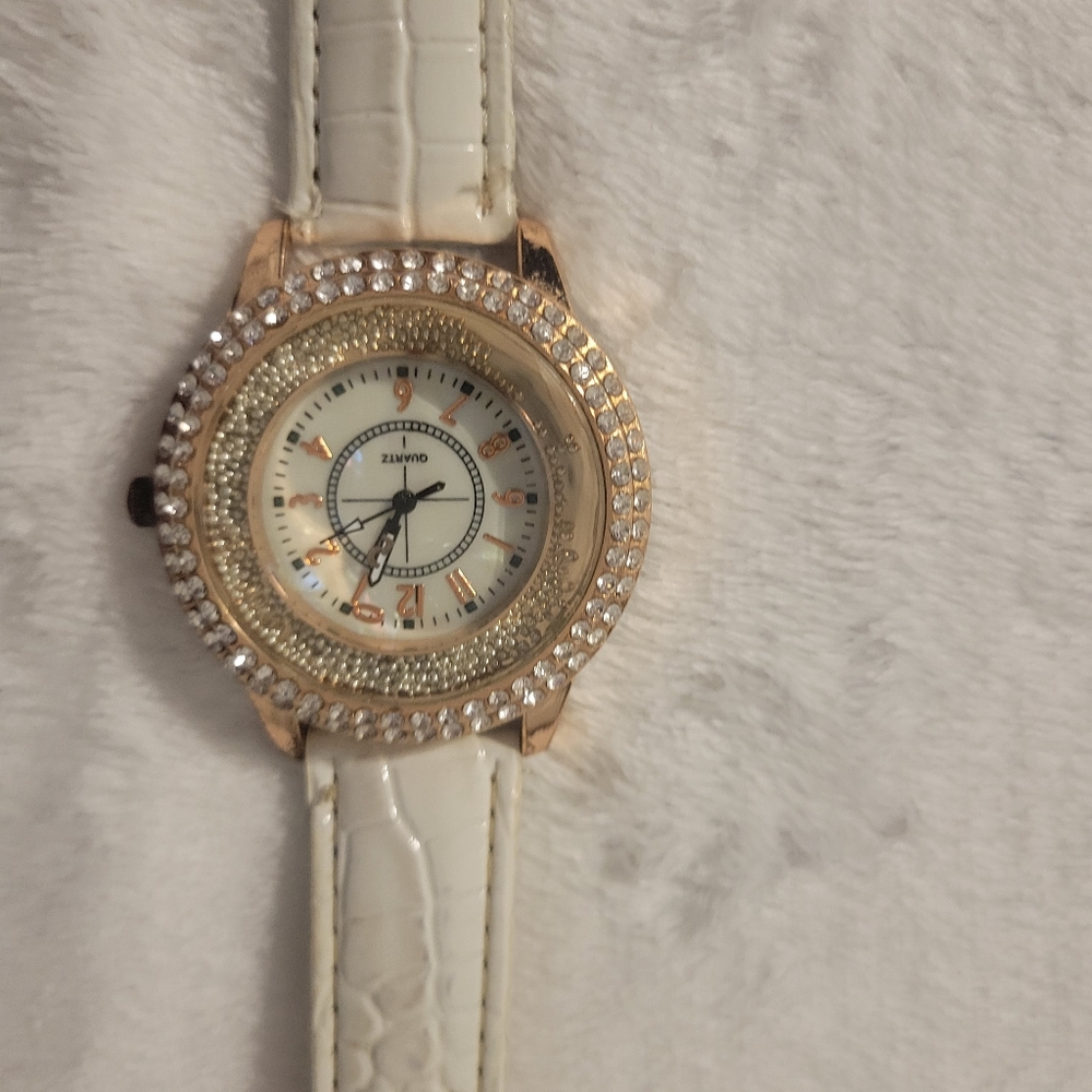 🌺White Fashion Ladies Watch🌺